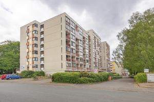 a large apartment building on the side of a street at Ferienwohnung Knotenquartier in Steinhude