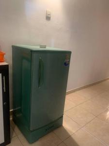 - un réfrigérateur vert installé au même étage dans l'établissement No 36 Surf Paradise Apartment, à Matara