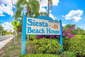 una señal para una casa de playa en una calle en Siesta Beach House, en Siesta Key
