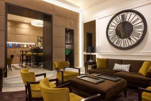 - un salon avec une grande horloge murale dans l'établissement Mascagni Luxury Rooms & Suites, à Rome