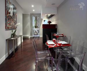una sala da pranzo con tavolo e sedie rossi di Residence Regola a Roma