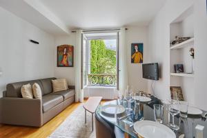 sala de estar con sofá y mesa en Charming 1 bedroom apartment Le Marais by Studio Prestige, en París