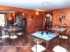 comedor con 2 mesas y sillas en Villa Grace Tombolato, en Montesilvano