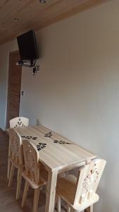 斯洛莫夫詹尼茲涅的住宿－Pokoje u Basi，餐桌、椅子和电视