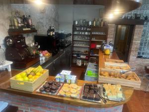 una panadería con diferentes tipos de donuts en un mostrador en Hotel Gavitu en Celorio