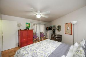Schlafzimmer mit einem Bett und einem Deckenventilator in der Unterkunft Fanta-Sea 47 in Siesta Key