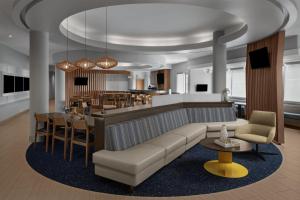 Lounge alebo bar v ubytovaní SpringHill Suites Houston Intercontinental Airport