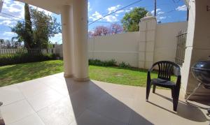 una silla negra sentada en un porche en Mount Royal 02 Large 3 bedroom Ground floor apartment with Garden, en Johannesburgo