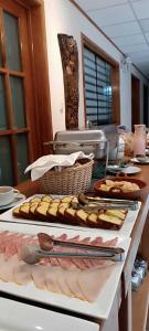 un mostrador de cocina con algo de comida en una mesa en Hotel Aural, en Cajamarca