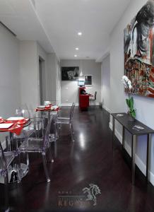 une salle à manger avec des tables, des chaises et un tableau dans l'établissement Residence Regola, à Rome