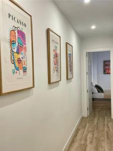 een hal met vier foto's aan de muur bij Annamaria B&B Alicante Centro in Alicante