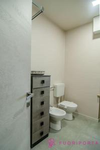 La salle de bains est pourvue de toilettes et d'un lavabo. dans l'établissement Residenza Gramsci 13, à Parme