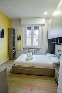een slaapkamer met 2 bedden en een raam bij Residenza Gramsci 13 in Parma