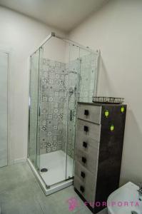 La salle de bains est pourvue d'une douche et d'une cabine de verre. dans l'établissement Residenza Gramsci 13, à Parme