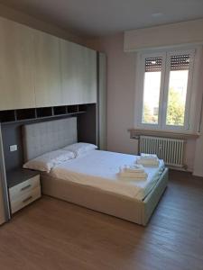 een slaapkamer met een groot bed en 2 ramen bij Residenza Gramsci 13 in Parma