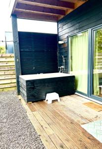 łazienka z wanną i ławką na tarasie w obiekcie Family house with garden & bubble bath & sauna near Amsterdam w mieście Vijfhuizen