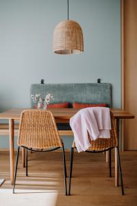 mesa de comedor con 2 sillas y toalla en VillaVerde Aparthotel, en Lagundo