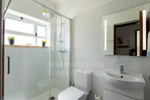Koupelna v ubytování Casa do Sol by AcasaDasCasas + 30 fotografií