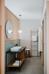 La salle de bains est pourvue d'un lavabo et d'un miroir. dans l'établissement VillaVerde Aparthotel, à Lagundo