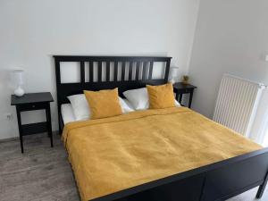 Ένα ή περισσότερα κρεβάτια σε δωμάτιο στο ADA Apartman Sopron