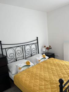 Ένα ή περισσότερα κρεβάτια σε δωμάτιο στο ADA Apartman Sopron