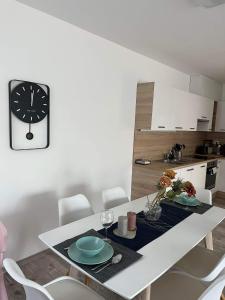 Η κουζίνα ή μικρή κουζίνα στο ADA Apartman Sopron