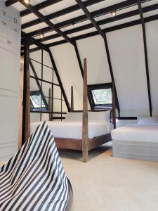 1 dormitorio con 2 camas en una habitación en The Lodge At The Creek Haus, en Baen