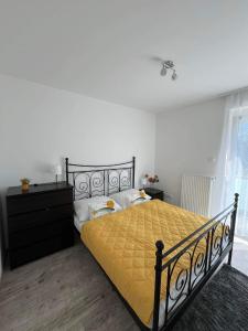 Ένα ή περισσότερα κρεβάτια σε δωμάτιο στο ADA Apartman Sopron