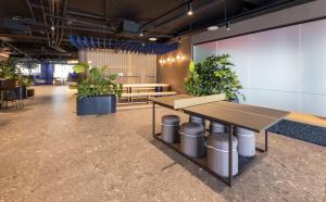 une salle de conférence avec une table et des plantes en pot dans l'établissement Citybox Helsinki, à Helsinki