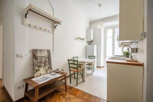 Una cocina y un comedor con mesa y sillas. en Nice apartment in Milan Porta Venezia Duomo, en Milán 10 fotos más