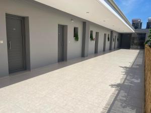 - un couloir dans un immeuble avec des portes et du carrelage dans l'établissement Centrum Rooms, à Kallithéa Halkidikis
