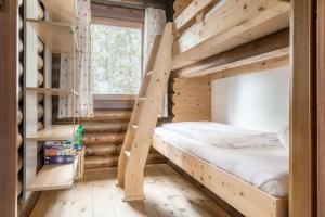 een slaapkamer met een stapelbed in een blokhut bij Ferienwohnung Angerlgut in Sankt Koloman