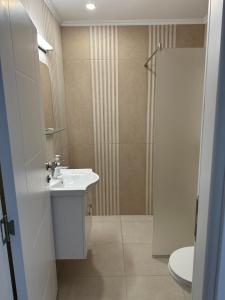 ein Badezimmer mit Waschbecken und Dusche in der Unterkunft Premium Ferienwohnung SWETI WLAS Polarstar Beach Luxury Apartment 150 m zum Strand Pool 3 Balkone Meeresblick Google TV bis zu 6 Personen in Sweti Wlas + 40 Fotos
