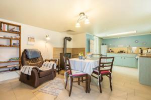 a kitchen and dining room with a table and chairs at Chalet Kunterbunt in Langenwetzendorf +9 photos