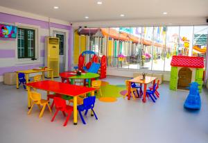 een klaslokaal met tafels en stoelen en een speeltuin bij Orange County Kemer Family Only in Kemer