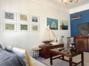 uma sala de estar com uma mesa com um modelo de veleiro em Charming Two Bed house in Central Penzance em Penzance
