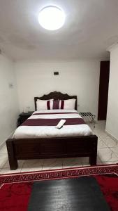ein Schlafzimmer mit einem großen Bett in einem Zimmer in der Unterkunft White Star Hotel in Nairobi