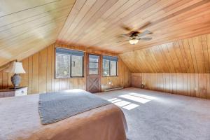 una camera da letto con un letto e un ventilatore a soffitto di Union Vacation Rental with Golf Course Views! a Union