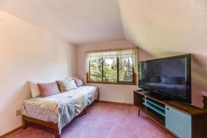 ein Wohnzimmer mit einem Sofa und einem Flachbild-TV in der Unterkunft Union Vacation Rental with Golf Course Views! in Union