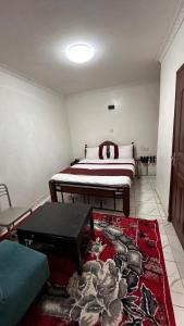 ein Schlafzimmer mit einem Bett und einem Teppich in der Unterkunft White Star Hotel in Nairobi