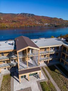 モントランブランにあるSerenity by the Slopes: Tremblant Waterfront Condoの湖上の建物の空中
