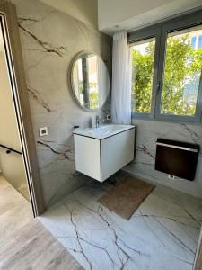 Koupelna v ubytování MyBlueVista LUXURY SEA VIEW PRIVATE VILLA CAP D AIL 200M MONACO