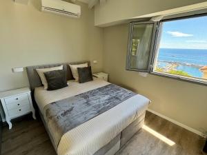 Postel nebo postele na pokoji v ubytování MyBlueVista LUXURY SEA VIEW PRIVATE VILLA CAP D AIL 200M MONACO