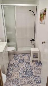 bagno con doccia e servizi igienici. di Canet playa y centro a Canet de Mar
