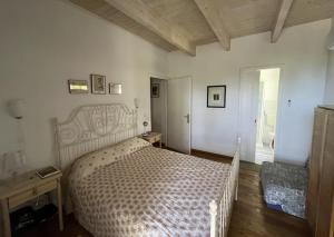 ein Schlafzimmer mit einem großen Bett in einem Zimmer in der Unterkunft La casa tra gli alberi e il cottage in Fiskardo