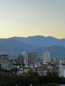 uma cidade com edifícios e montanhas ao fundo em Mendoza desde lo alto em Mendoza