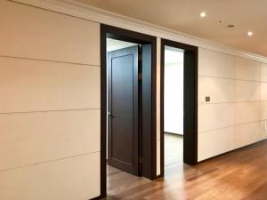 um quarto vazio com duas portas num edifício em Big Party Room House em Busan