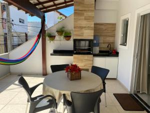 a kitchen and dining room with a table and chairs at Mar Y Suites in Cabo Frio