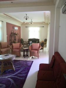 sala de estar con sofá, sillas y mesa en ساحل الشمالي قريه امون en Qaryat Shurūq