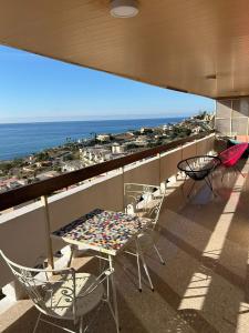 a table and chairs on a balcony with a view of the ocean at la casa de Adela - Cala lanuza in El Campello
